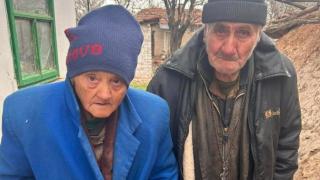 Потресаваща бедност: Дядо от Монтана бута жена си в количка за вар, за да я заведе на лекар
