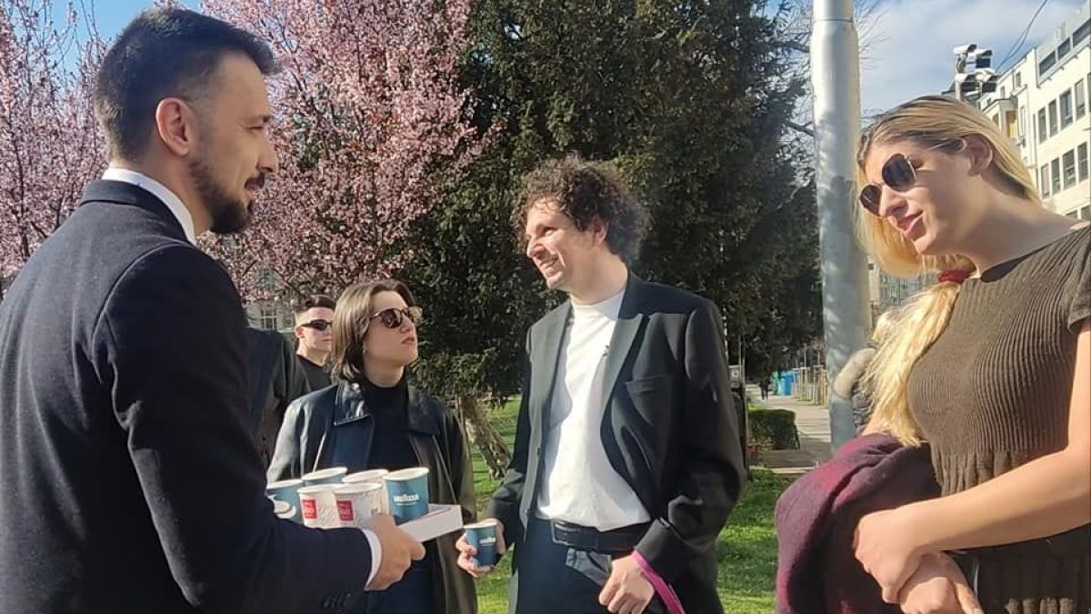 ЛГБТИ активисти в София, тръгнаха срещу консерватори, но Шкварек ги пресрещна и... СНИМКИ