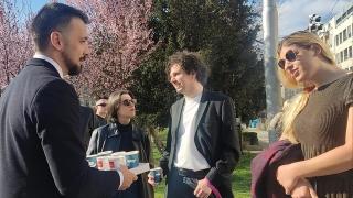 ЛГБТИ активисти в София, тръгнаха срещу консерватори, но Шкварек ги пресрещна и... СНИМКИ