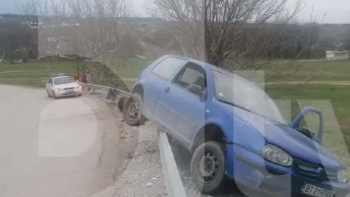 Мъж излезе от селската кръчма и се метна на колата, накрая се озова на... ВИДЕО