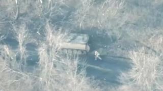 ВИДЕО от войната: БТР от ВСУ изостави войник на пътя, а той бяга след него и... 