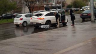 В Пловдив е страшно: Библейска буря удари града, дърво смаза джип в движение ВИДЕО