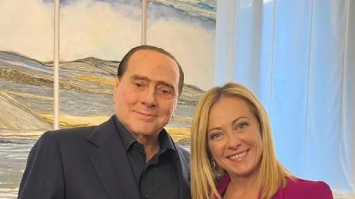 Берлускони и младото му гадже в ужас от ядрена война, спешно търсят... 