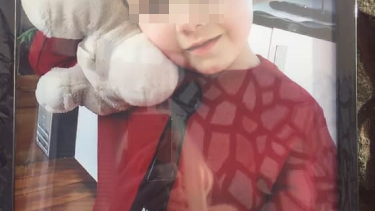 Цяла България плаче за 3-г Драгомир, който загина след взрив в Русе, оставен сам от майка си