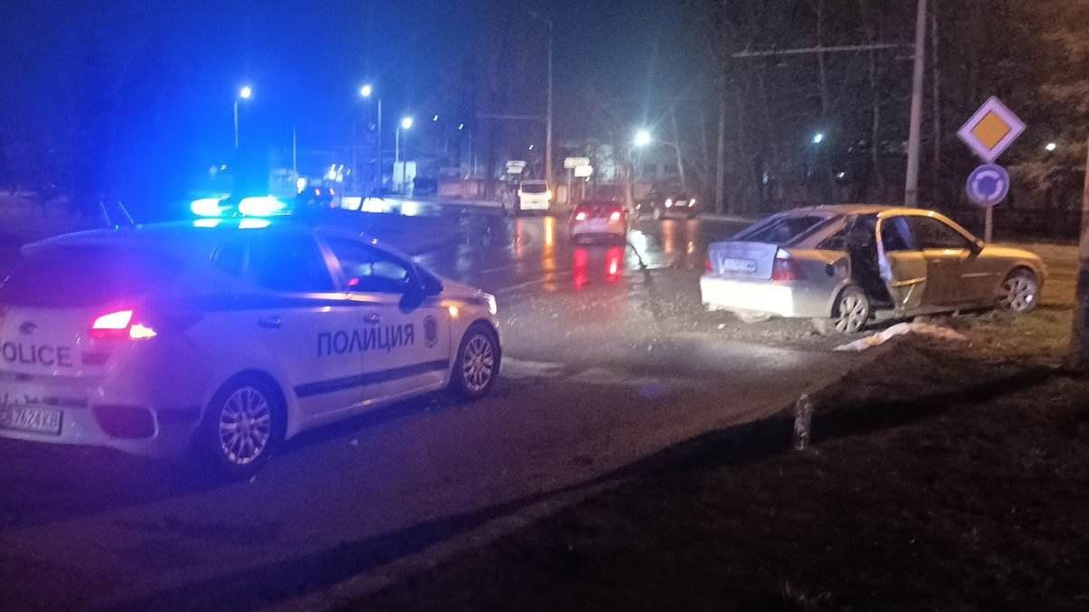Шофьор влетя с бясна скорост в кръгово в Бургас и стана голяма беля СНИМКИ