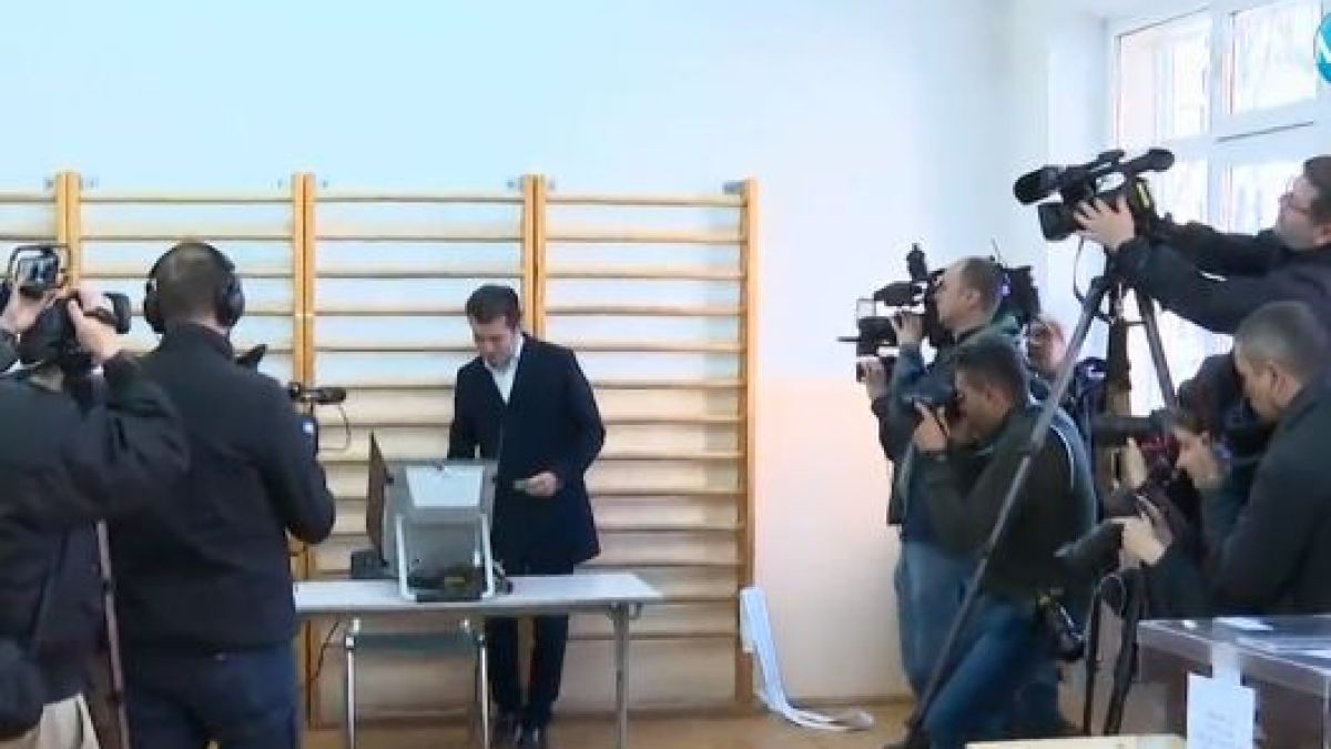 Кирил Петков даде гласа си, редом с него бе...