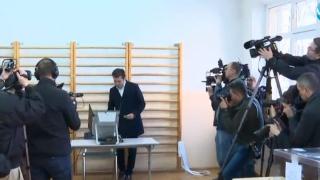 Кирил Петков даде гласа си, редом с него бе...