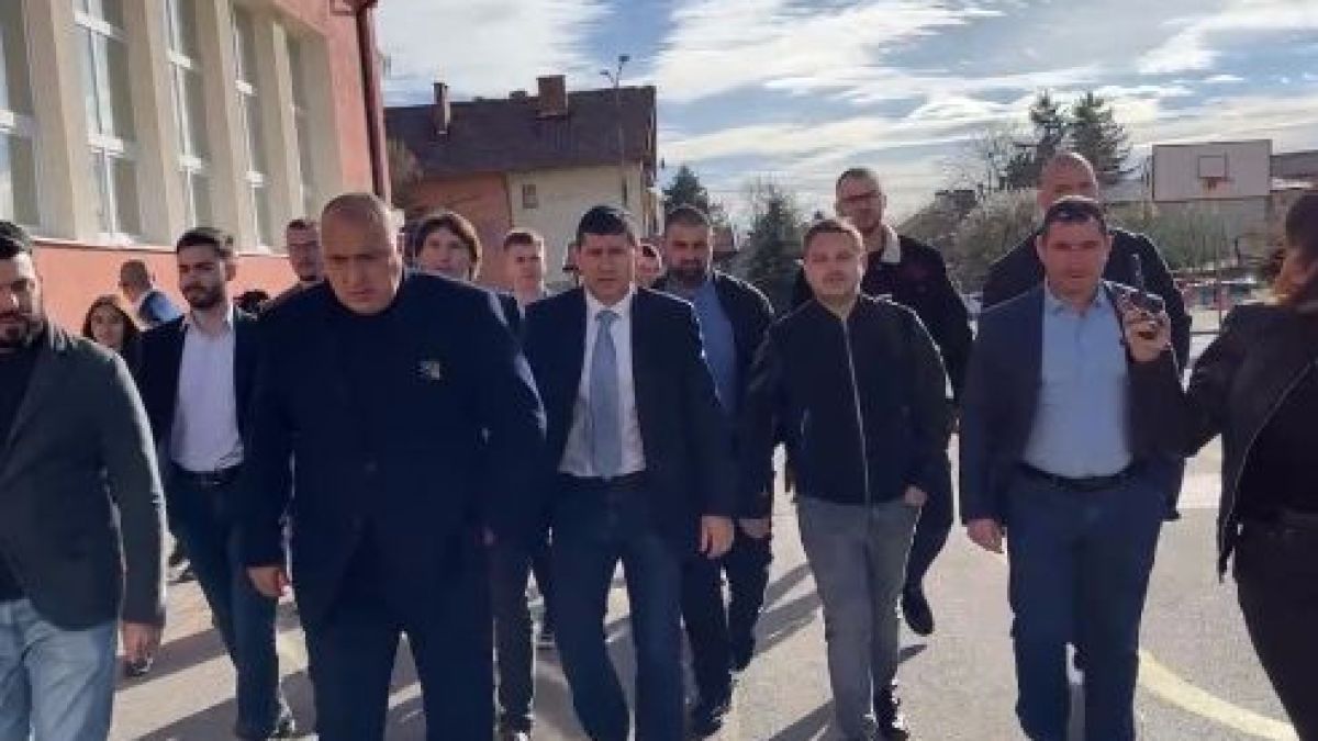 Борисов гласува с хартиена бюлетина, уточни за кой и предупреди за самоубийствен атентат ВИДЕО