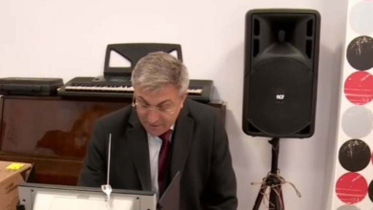 Мустафа Карадайъ гласува точно в 9 ч и 13 минути с бюлетина и каза за какво