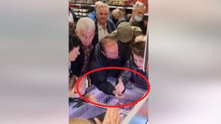 Пощуряха! Пенсионерка „влезе“ в хладилник, заради кебапчета ВИДЕО