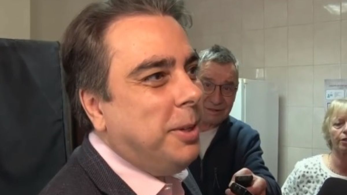Голяма мъка с Асен Василев при гласуването му с машина в Хасково, ето какво се случи