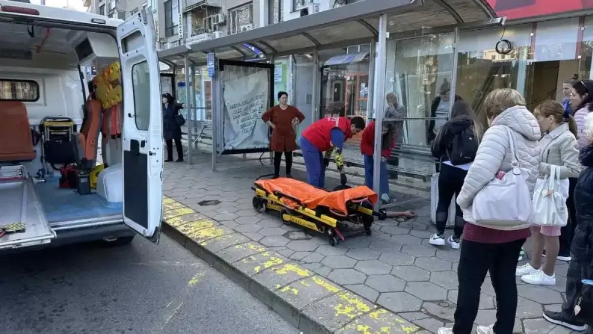 Брутално: Пловдивчанин се натряска, че медици не могат да го вдигнат от тротоара СНИМКИ