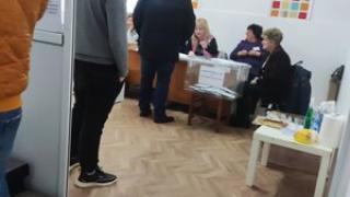 Бум на сигналите за агитации в изборния ден в ресторант в Добрич