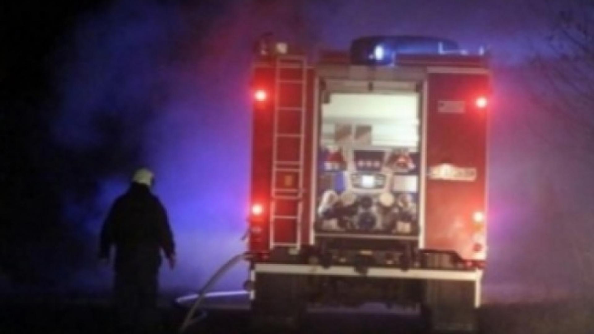 Първо в БЛИЦ: Пожар бушува в столичен квартал, хвърчат пожарни