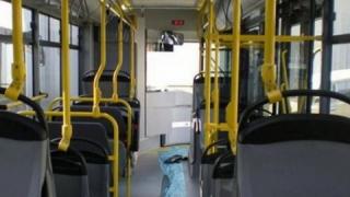 Пиян наруга възрастна жена в градски автобус и стана страшно 