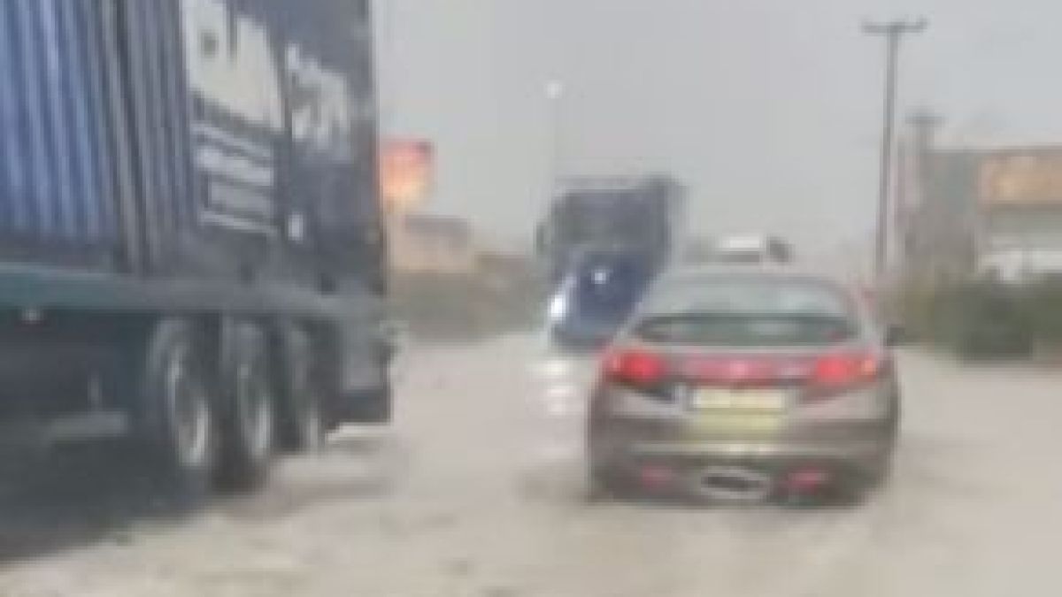 Свирепа буря удари Гърция, всичко е под вода ВИДЕО 