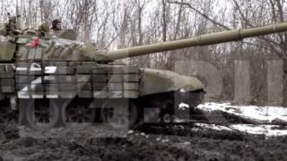 Танкисти унищожиха със залпов огън от Т-72 сграда с войници от ВСУ, докато чакат "Прорив" ВИДЕО