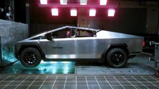 Краш тест: Засилиха Tesla Cybertruck към стена, а после ... ВИДЕО