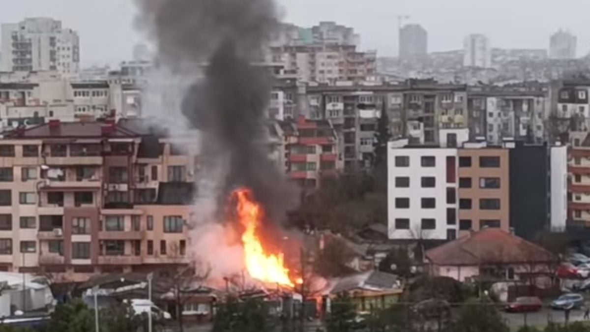 Небето над Бургас почерня: Чува се пукот, а огнени кълбета... ВИДЕО 