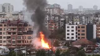 Небето над Бургас почерня: Чува се пукот, а огнени кълбета... ВИДЕО 