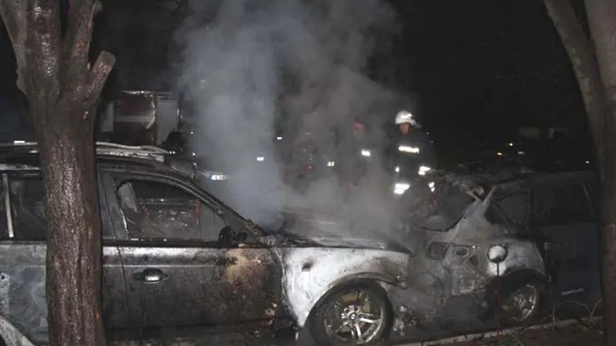 Огнен ад в Димитровград: Две коли са изпепелени СНИМКА