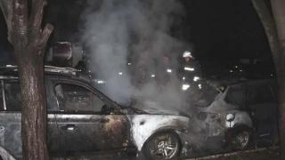 Огнен ад в Димитровград: Две коли са изпепелени СНИМКА