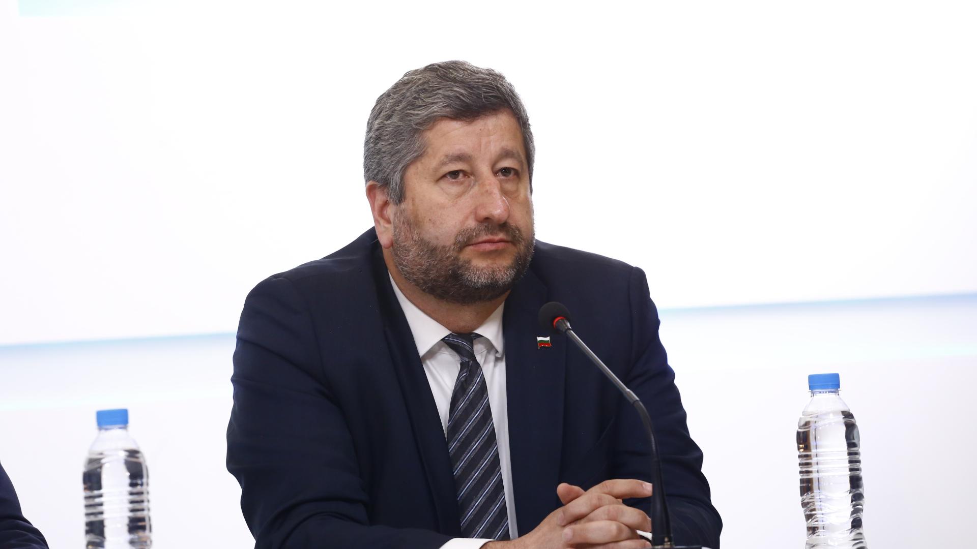 Режисьор за оставката на Христо Иванов: Най-после нещо правилно от тях