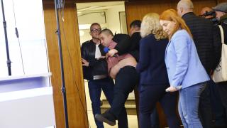 Брутално ВИДЕО: Ето как „добрите сили“ изхвърлиха журналист от брифинга на ПП-ДБ