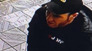 Познавате ли го? Този мъж опитва да влезе в апартаменти в столичен квартал СНИМКА