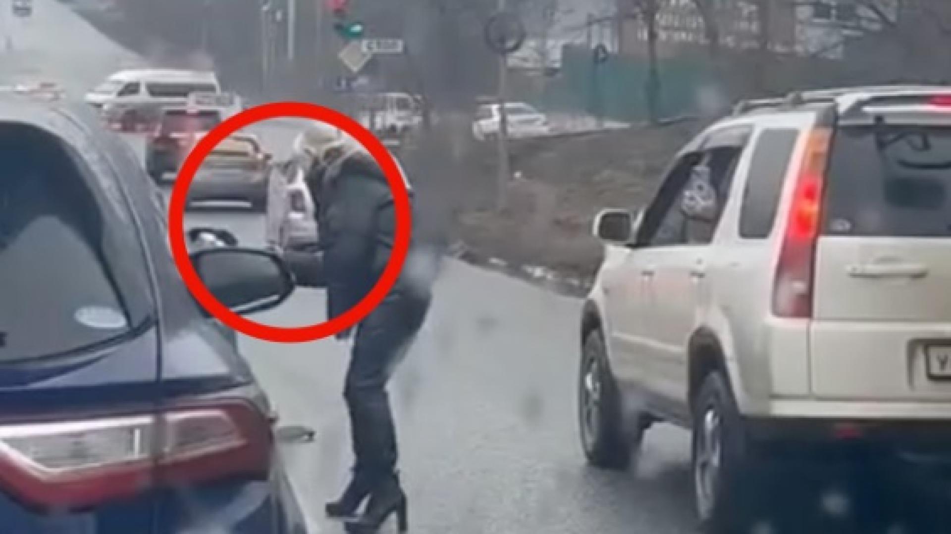 Зрелищни ВИДЕА: Побесняла жена нападна с мачете шофьор и колата му