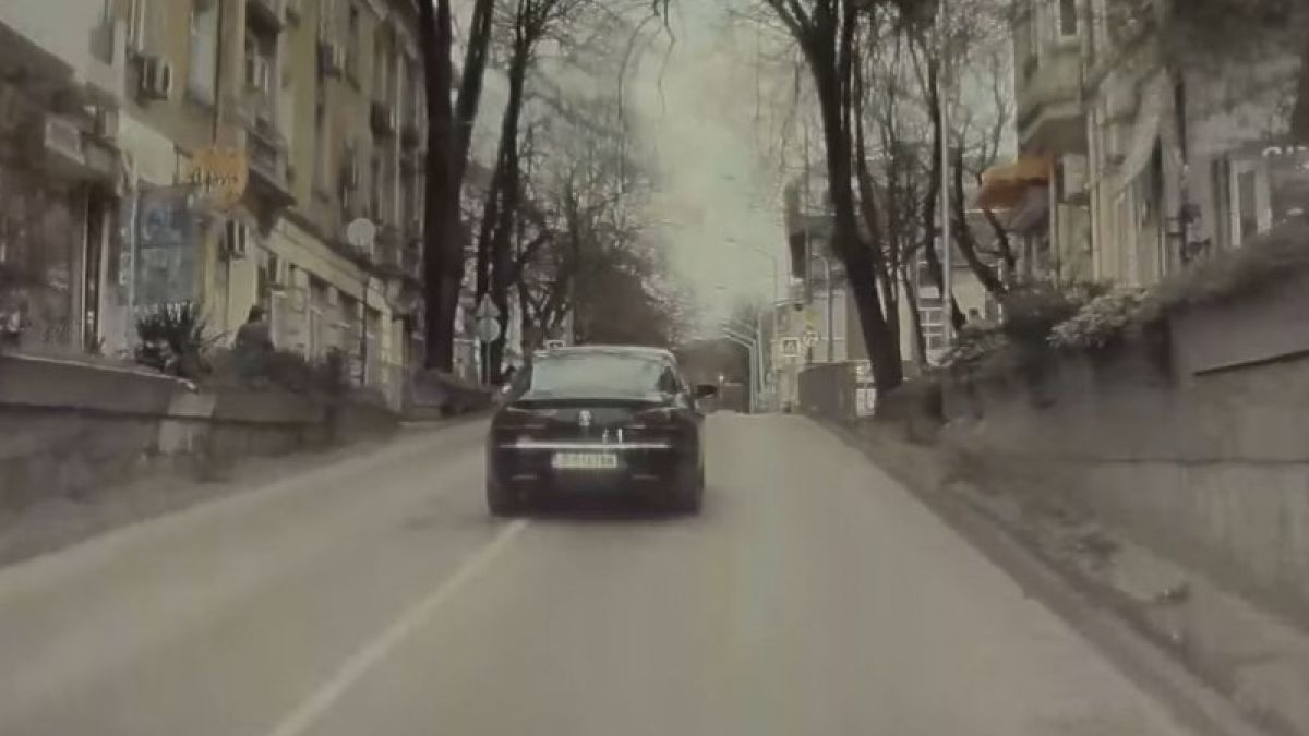 Очевидец се втурна да помогне на шофьорка във Варна, но онемя, когато отвори вратата на колата ѝ ВИДЕО 