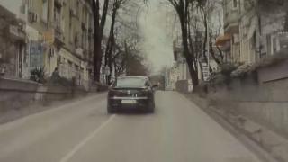 Очевидец се втурна да помогне на шофьорка във Варна, но онемя, когато отвори вратата на колата ѝ ВИДЕО 