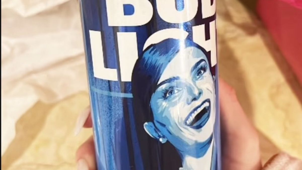 Свършиха ли се жените?! Скандален травестит е новото лице на Nike и Maybelline, народът побесня ВИДЕО