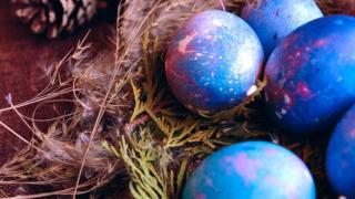 Ето как да боядисате яйцата, за да смаете всички  