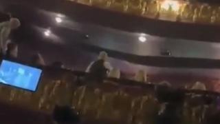 Безредици в Манчестър: Полицаи щурмуваха театър заради... публиката ВИДЕО