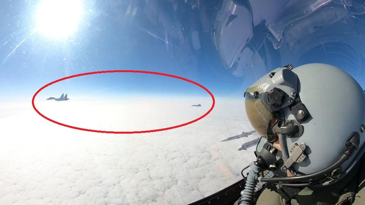 Екшън в небето: Румънски изтребители F-16 от ескадрилата „Карпатска усойница“ прехванаха 2 руски Су-27 и... СНИМКИ