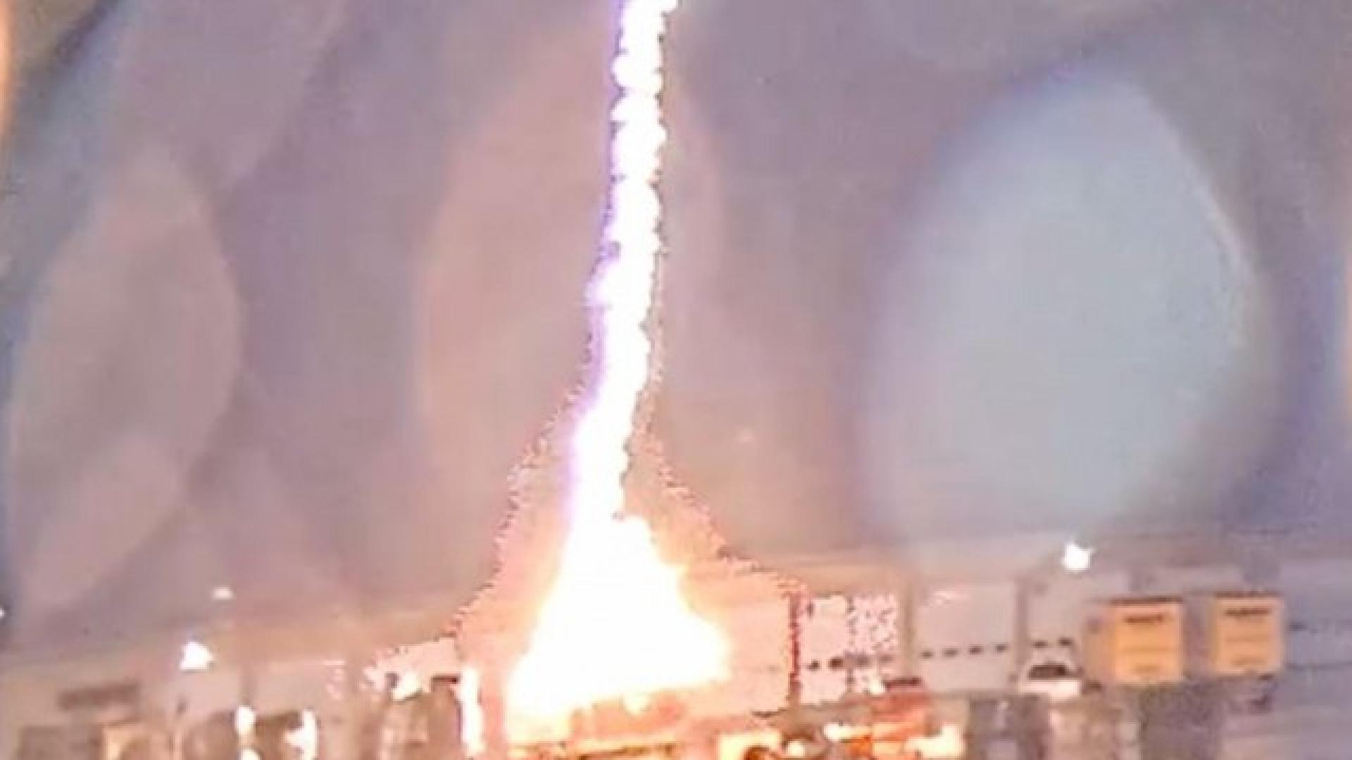 Зрелищно ВИДЕО: Мълния удари паркирал камион