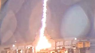 Зрелищно ВИДЕО: Мълния удари паркирал камион