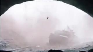 Руски артилеристи пробиха с точен удар огромна дупка в украински танк ВИДЕО