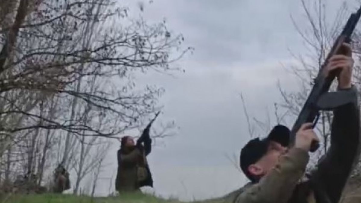 ВИДЕО от войната: Руски военни отблъснаха атака на украински тежки дронове със стрелба от...