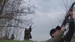 ВИДЕО от войната: Руски военни отблъснаха атака на украински тежки дронове със стрелба от...