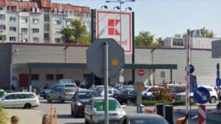 Жена пазарува в "Кауфланд", а когато си тръгна, изпищя, че...