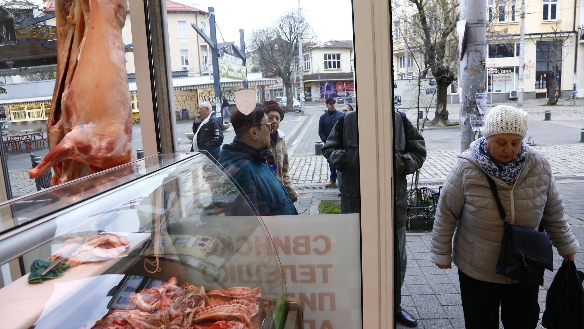 Пияна украинка с простотия в месарски магазин във Варна, стана голям скандал