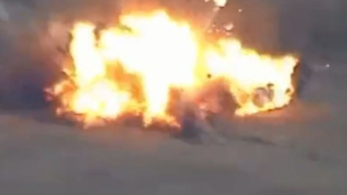 ВИДЕО от войната: Моментът на унищожаването на САУ 2С3 "Акация", придружен от мощна експлозия 