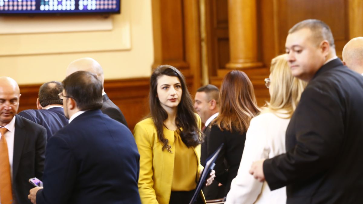 Лена Бориславова е подала оставка като депутат веднага след клетвата