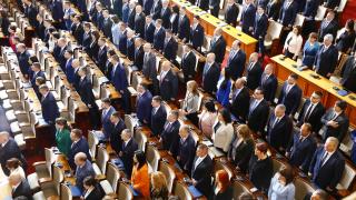 Няма да повярвате какви са заплатите на новите депутати