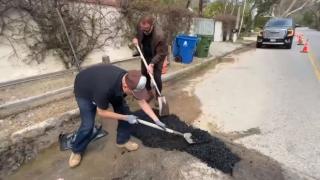 Бате Арни запретна ръкави и запълни дупка на пътя в Лос Анджелис ВИДЕО