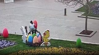 Тийнейджъри направиха нещо много грозно посред бял ден в центъра на Русе СНИМКА