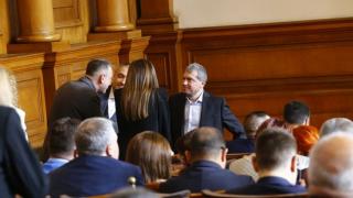 Бивши депутати разнищиха в кого е ключа за кабинет