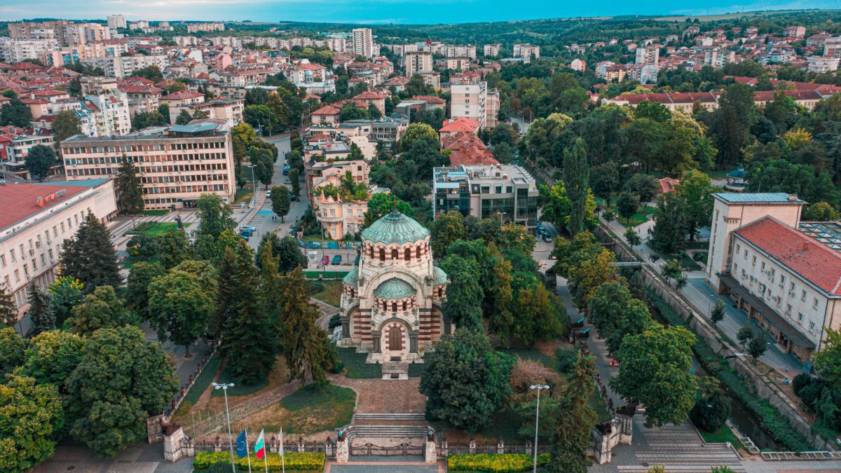 Мрежата пламна от тази СНИМКА: Плевен в XXI век